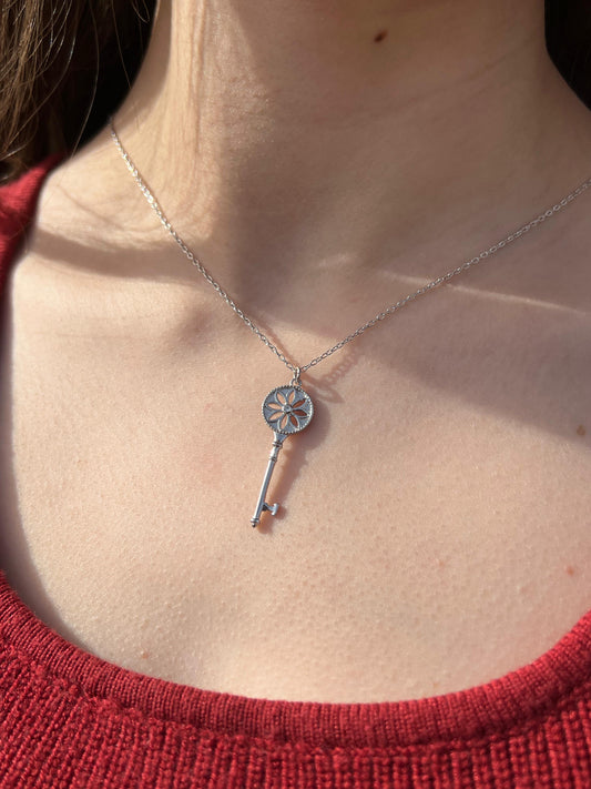 Daisy Key pendant Necklace in Sterling Silver 925s
