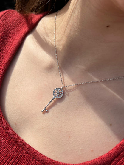 Daisy Key pendant Necklace in Sterling Silver 925s