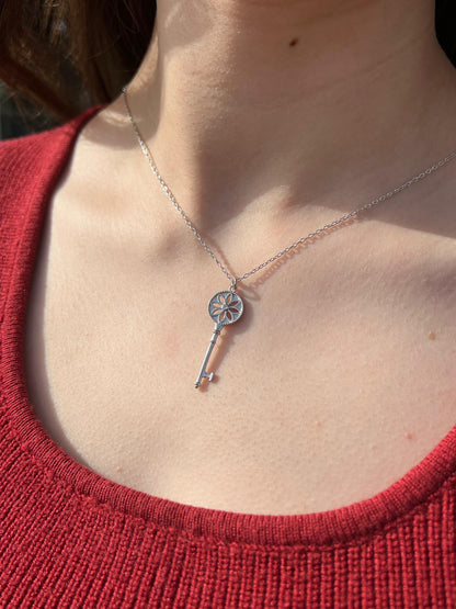 Daisy Key pendant Necklace in Sterling Silver 925s