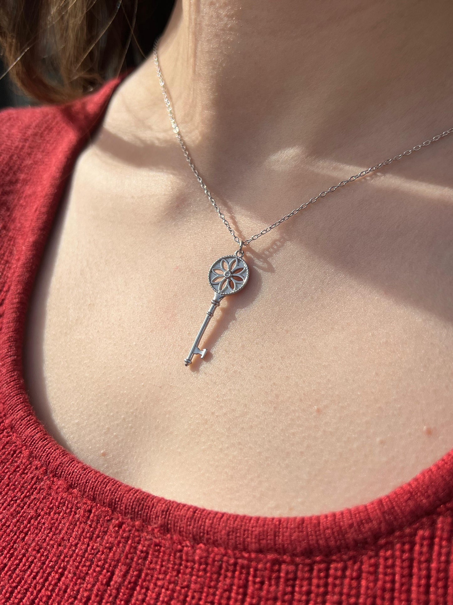 Daisy Key pendant Necklace in Sterling Silver 925s