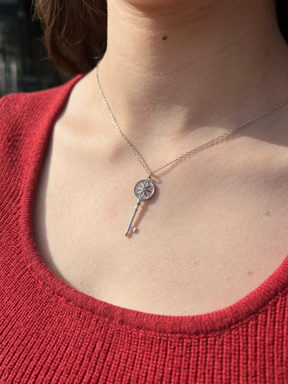 Daisy Key pendant Necklace in Sterling Silver 925s