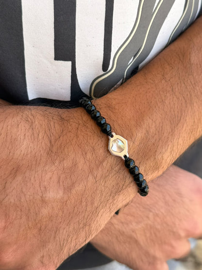 Shell+ Noir beads Adjustable Macramé Bracelet