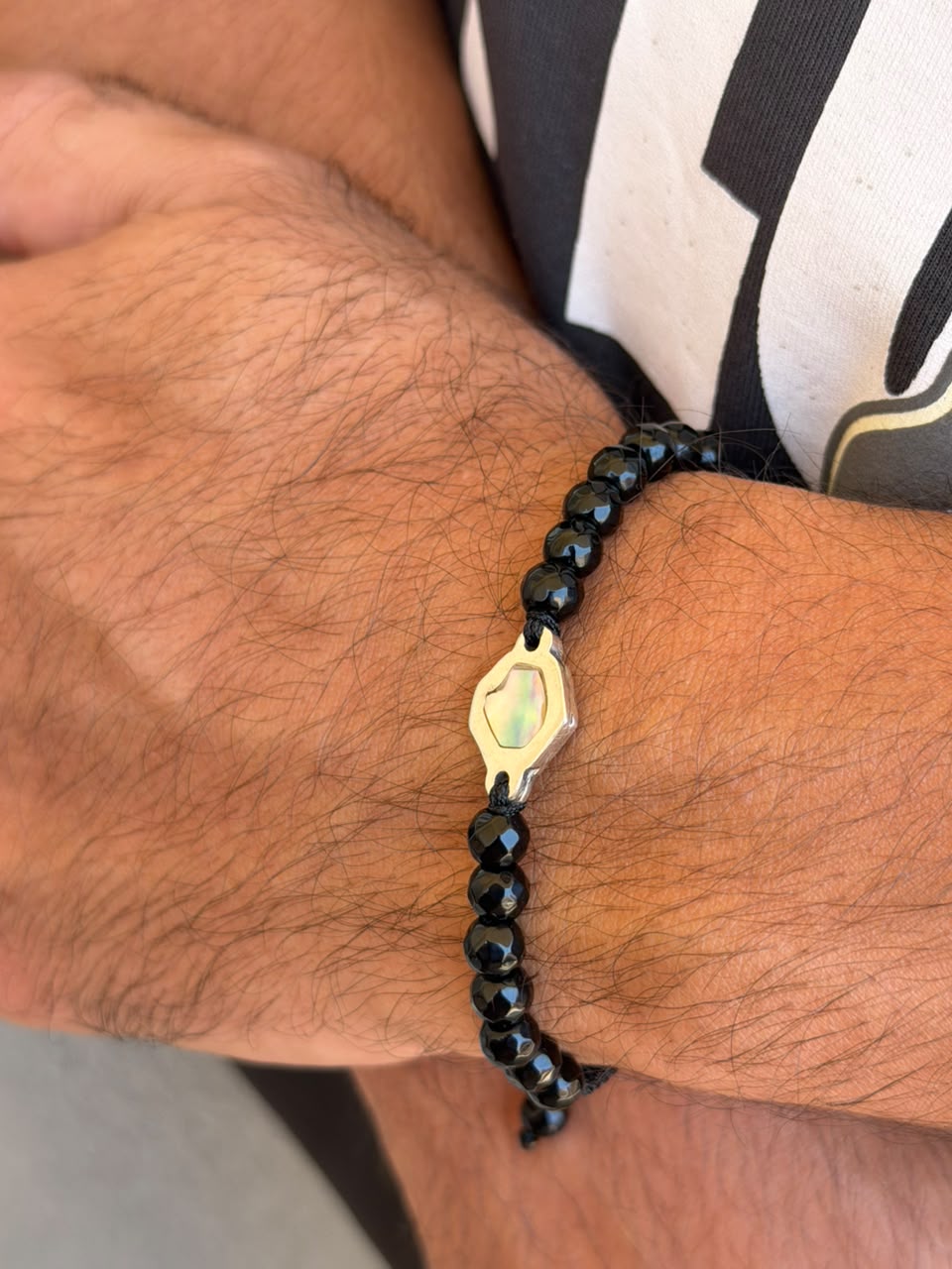 Shell+ Noir beads Adjustable Macramé Bracelet
